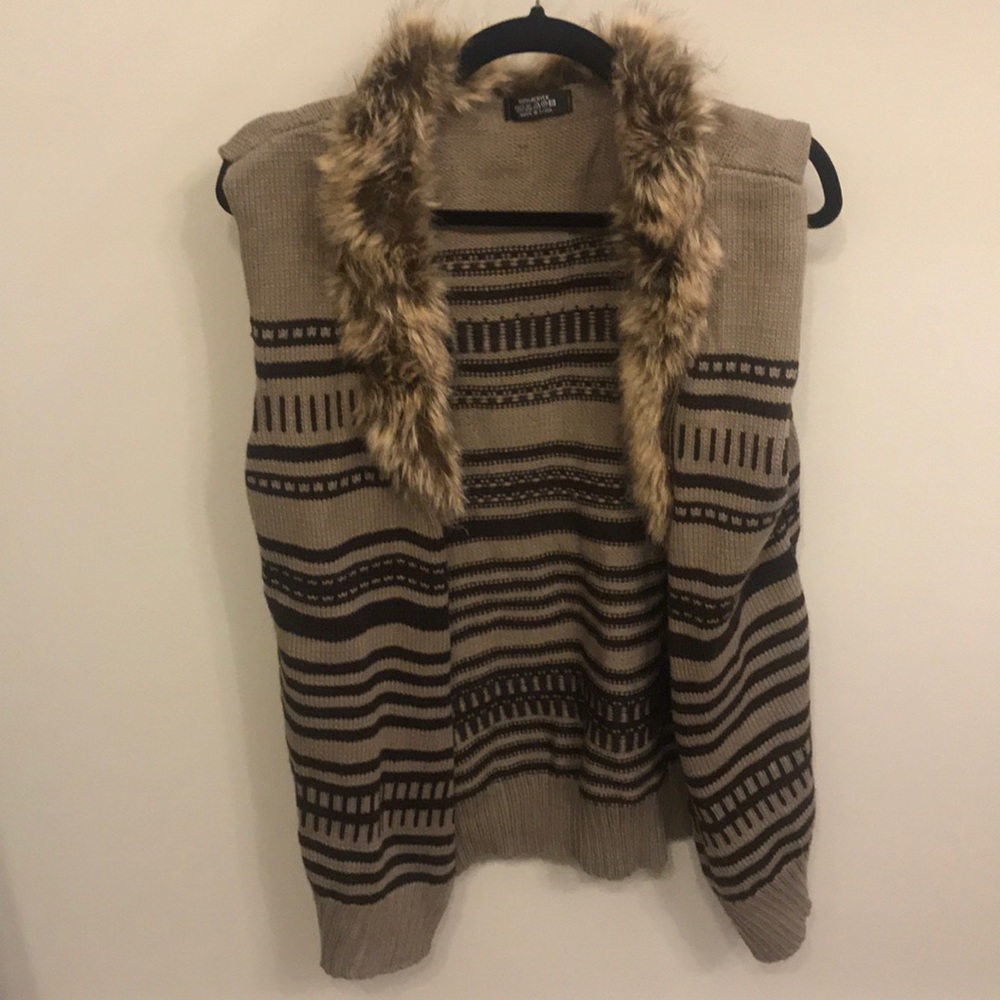 Knit vest with faux fur trin